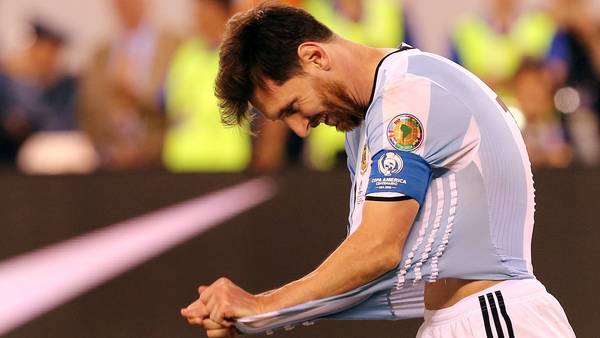 Messi thất bại với cú phạt penalty trước tuyển Chile